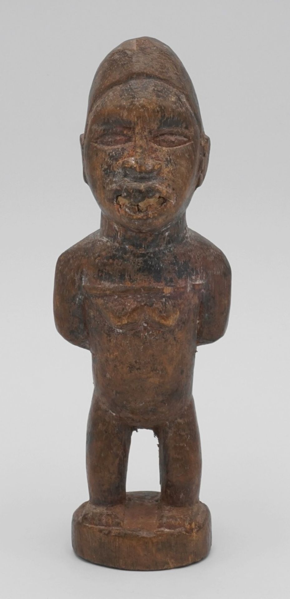 Rituelle Figur der Bakongo, DR Kongo, 20. Jh.Balsaholz, kleine weibliche Ahnenfigur mit - Image 2 of 4