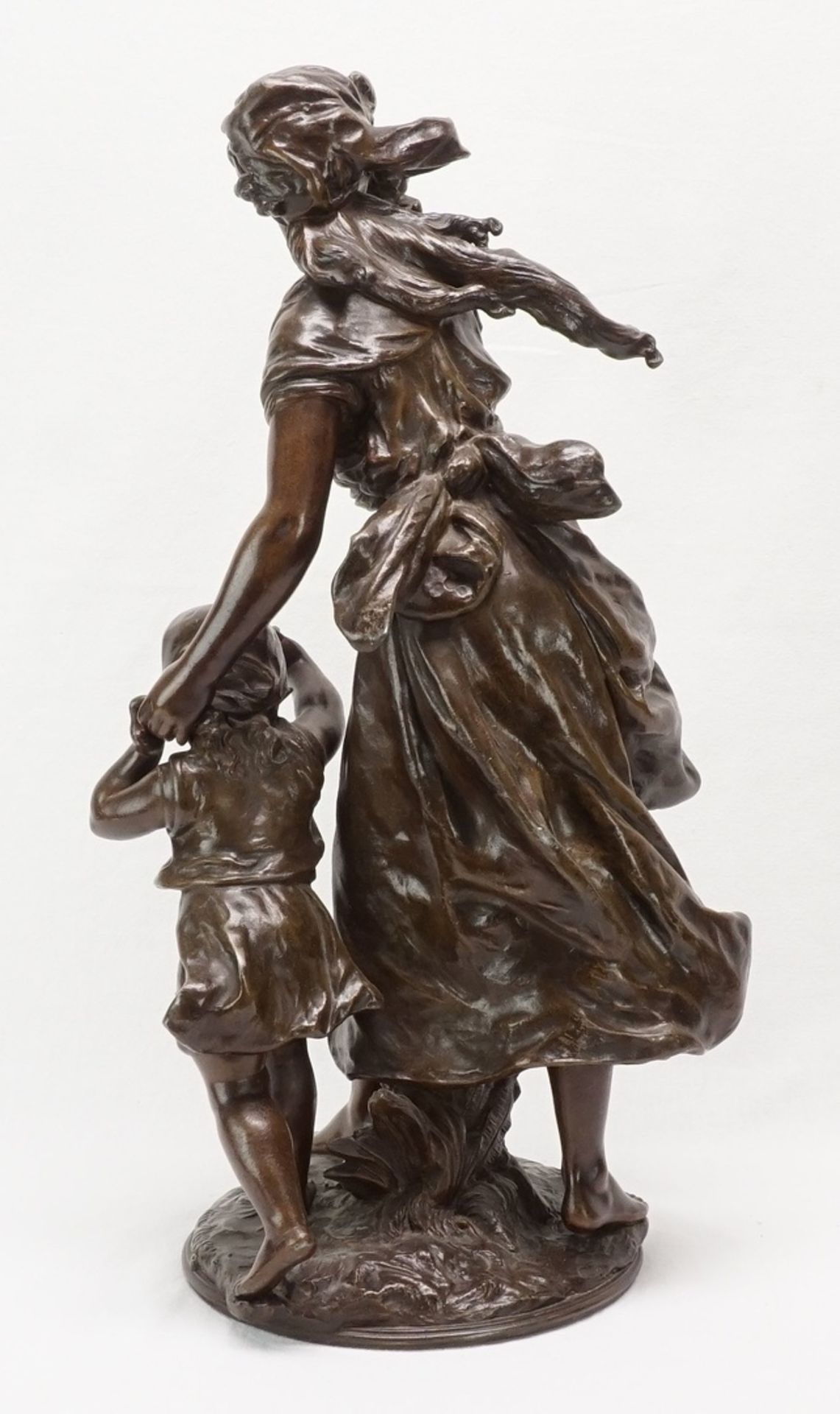 Mayer, "Mutter mit Kind an einem stürmischen Tag"Zinkspritzguss bronziert, um 1900, im Sockel - Bild 3 aus 4