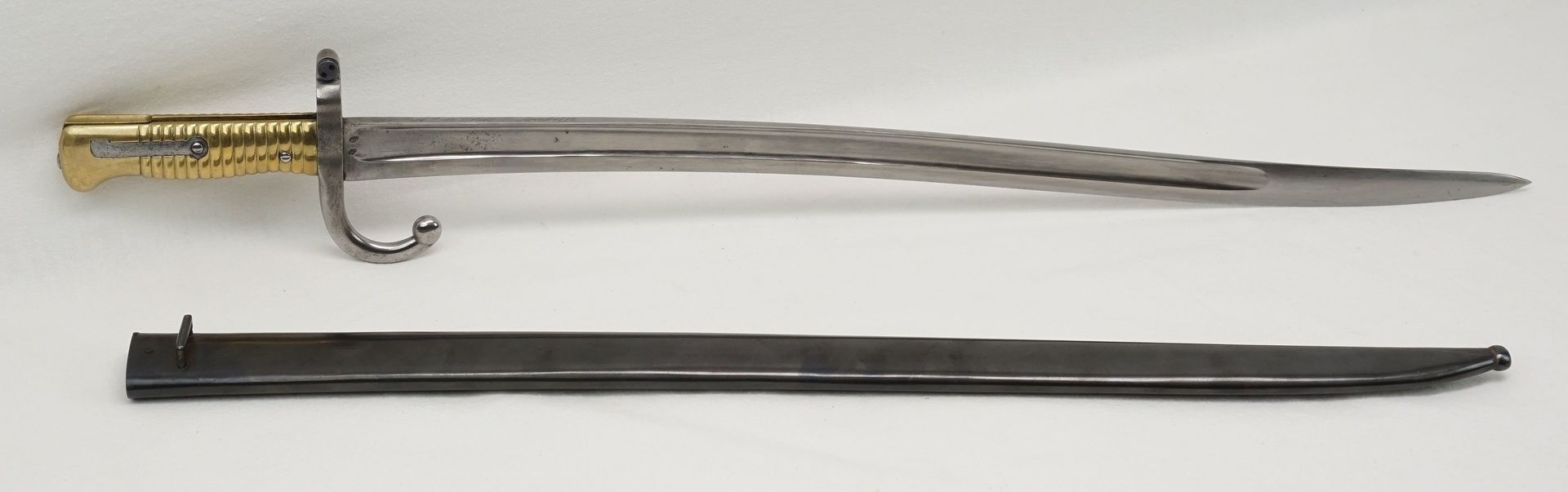 Chassepot Bajonett, 1872mit Hersteller auf dem Klingenrücken, Messing, Stahl, Nummerngleich, Scheide