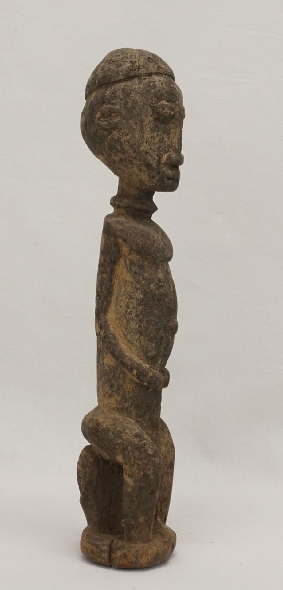 Männliche Ahnenfigur der Dogon, MaliHartholz, sitzende Figur auf einem Hocker, krustierte - Bild 4 aus 6