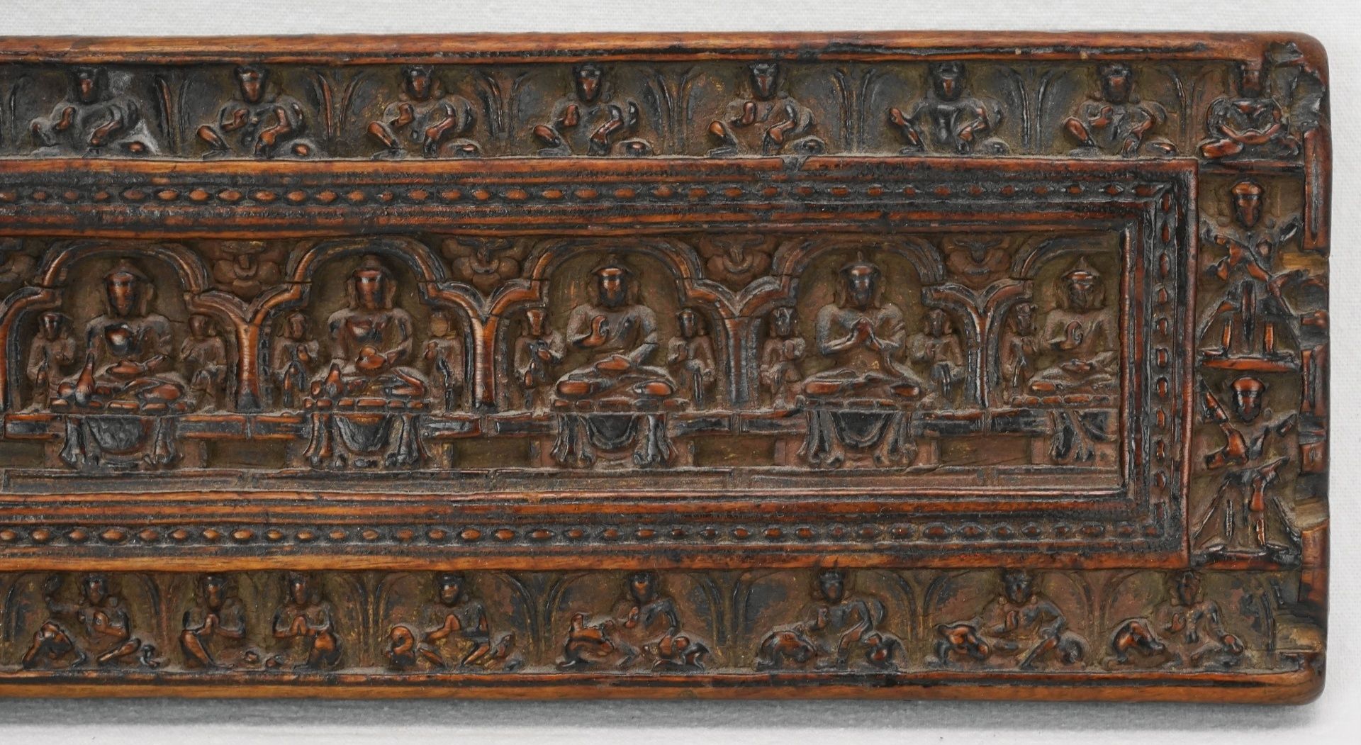 Kleiner tibetischer Buddha Buchdeckel / Sutra-Deckel, 18./19. Jh.Holz, fein geschnitzter Buchdeckel, - Bild 3 aus 8