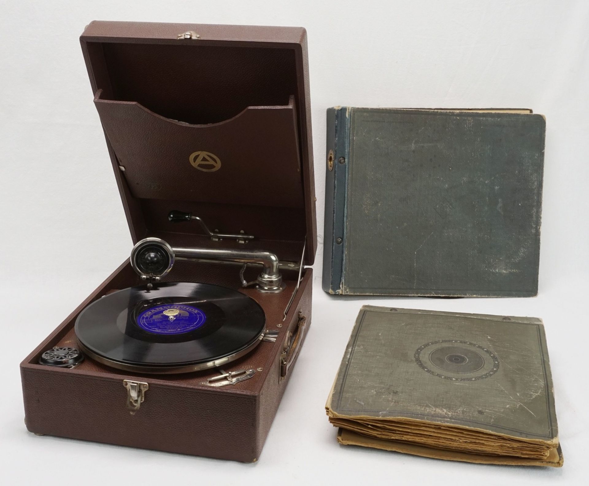 Barera Venezia Koffergrammophon mit zwei Schellackplatten Alben, 1. Hälfte 20. Jh.Handkurbelbetrieb,