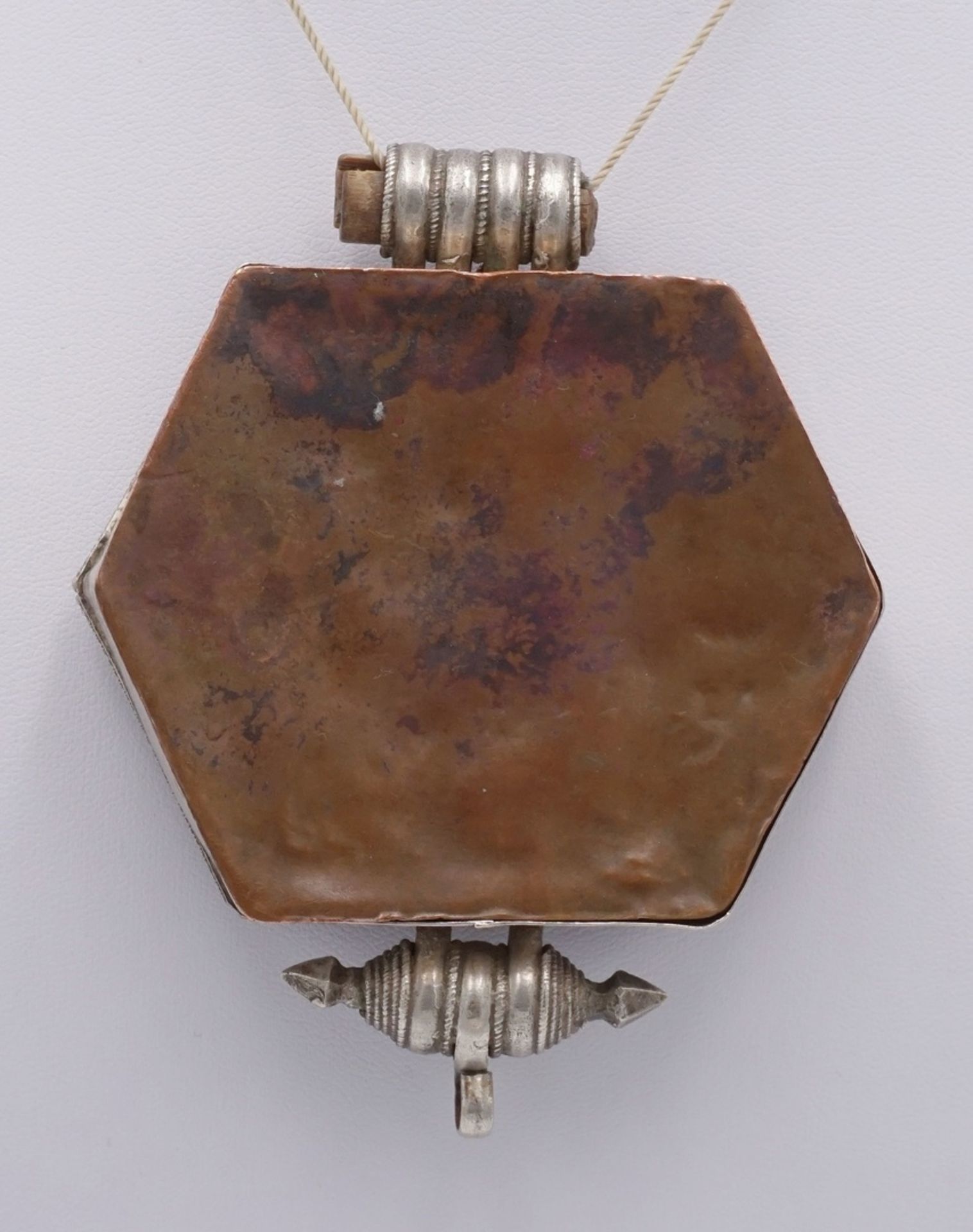 Gau Amulettbehälter, Tibet, 19. Jh.Silber (geprüft), tibetischer, sechseckiger Anhänger, mittiger - Image 3 of 4