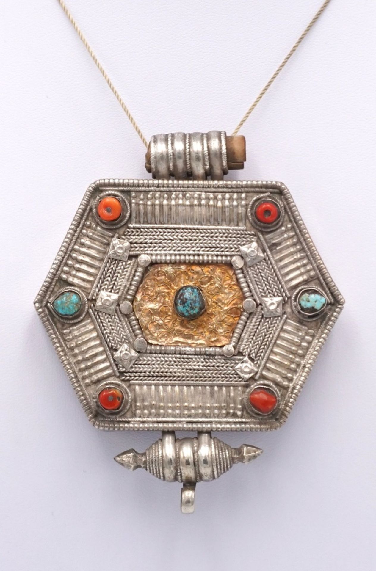 Gau Amulettbehälter, Tibet, 19. Jh.Silber (geprüft), tibetischer, sechseckiger Anhänger, mittiger