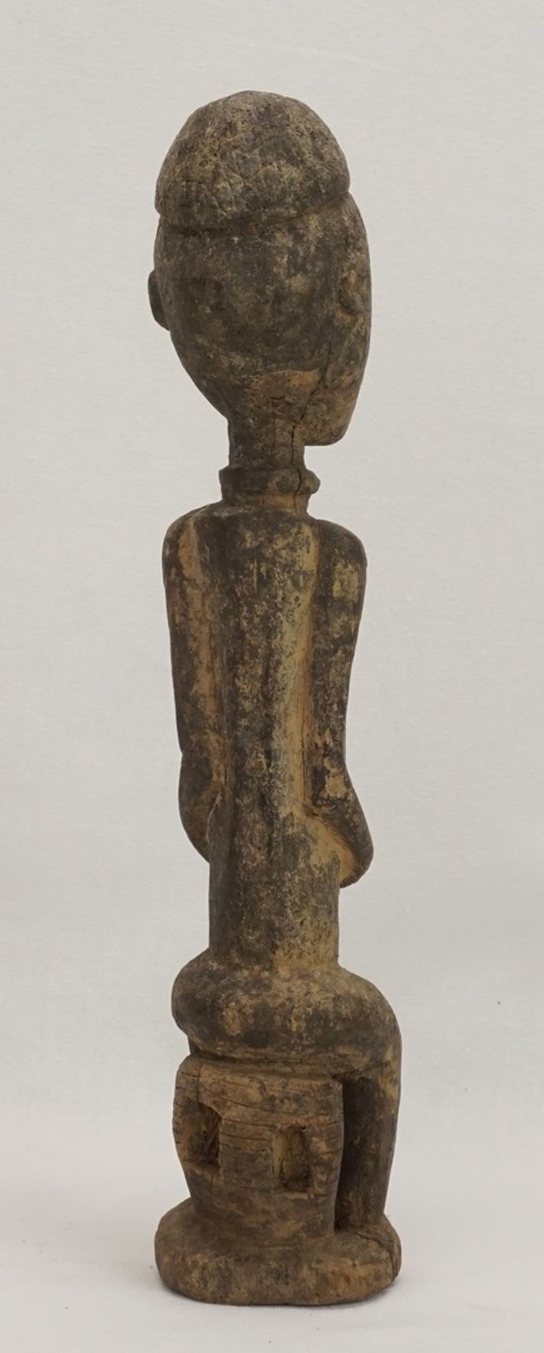 Männliche Ahnenfigur der Dogon, MaliHartholz, sitzende Figur auf einem Hocker, krustierte - Bild 3 aus 6