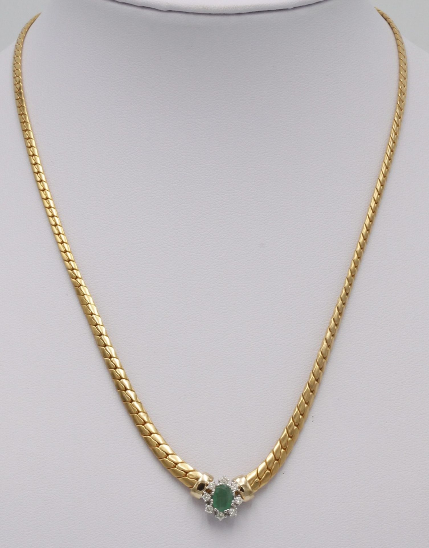 Entourage-Collier und Ohrstecker mit Smaragd und Brillanten585/- Gelbgold, guter Zustand 1) Collier, - Bild 2 aus 6