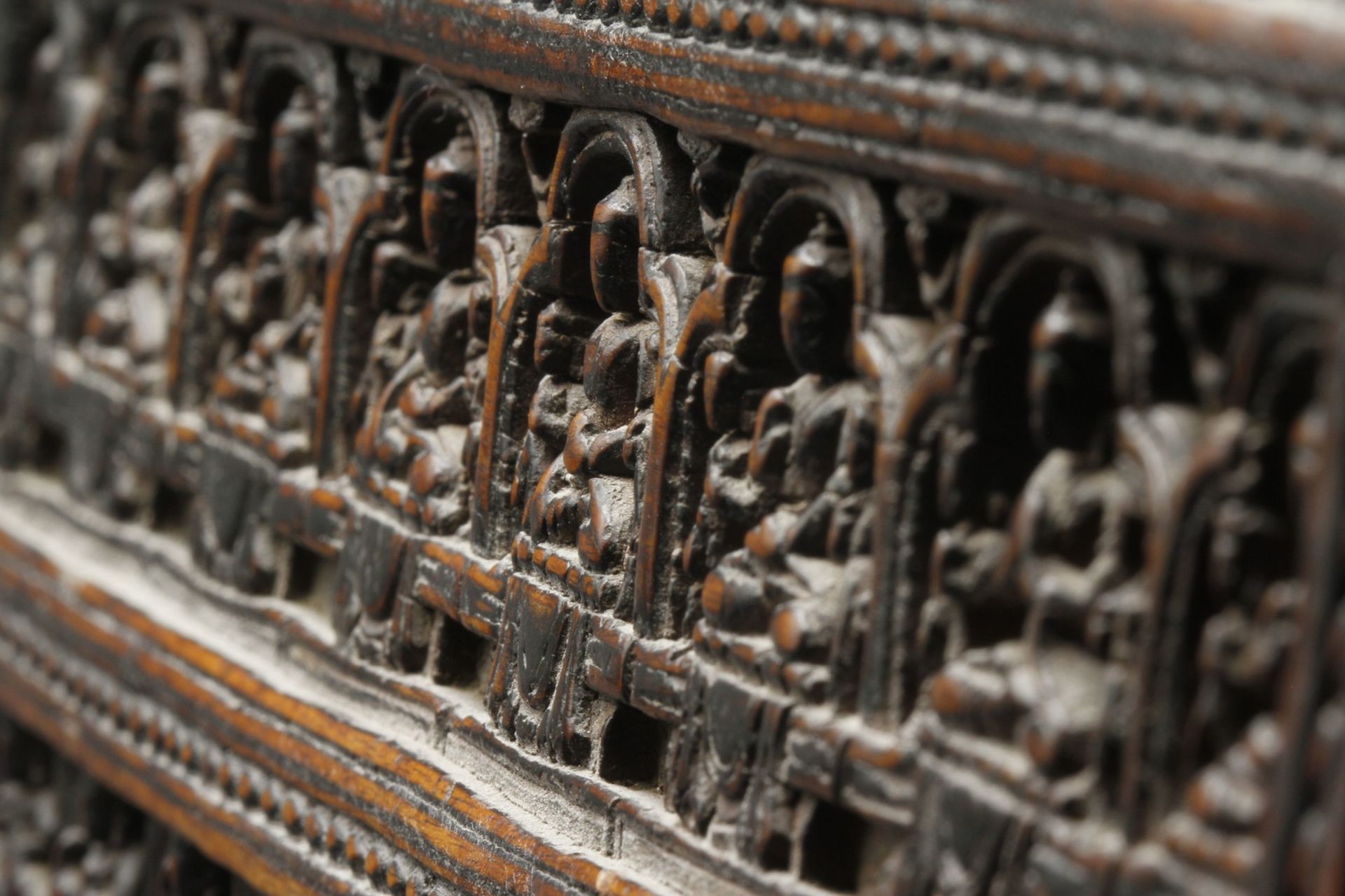 Kleiner tibetischer Buddha Buchdeckel / Sutra-Deckel, 18./19. Jh.Holz, fein geschnitzter Buchdeckel, - Bild 6 aus 8