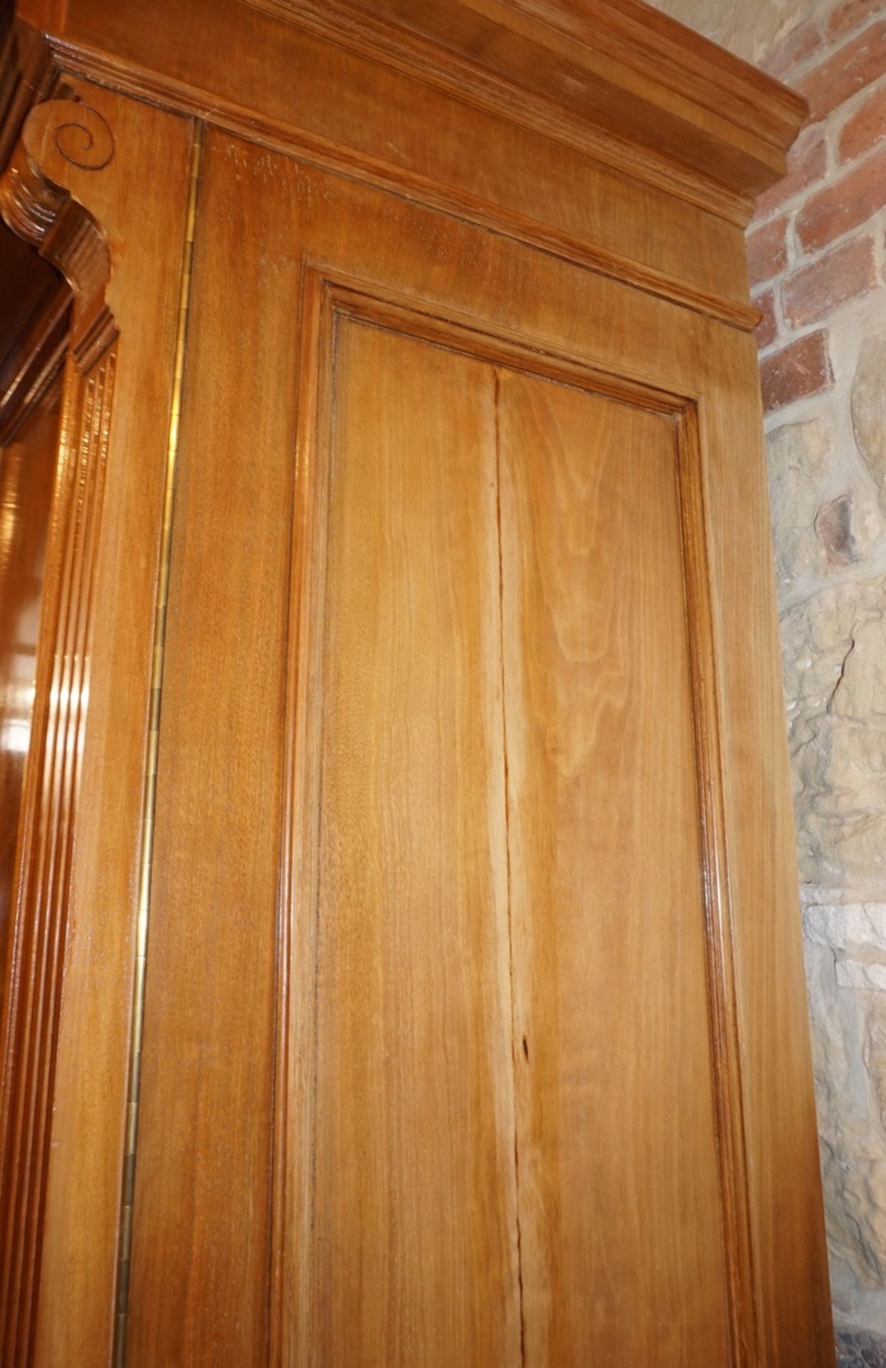 Dreitüriger Gründerzeit Kleiderschrank, Nussbaum furniert auf KieferSpiegelverglaste Tür, Spiegel im - Bild 6 aus 7