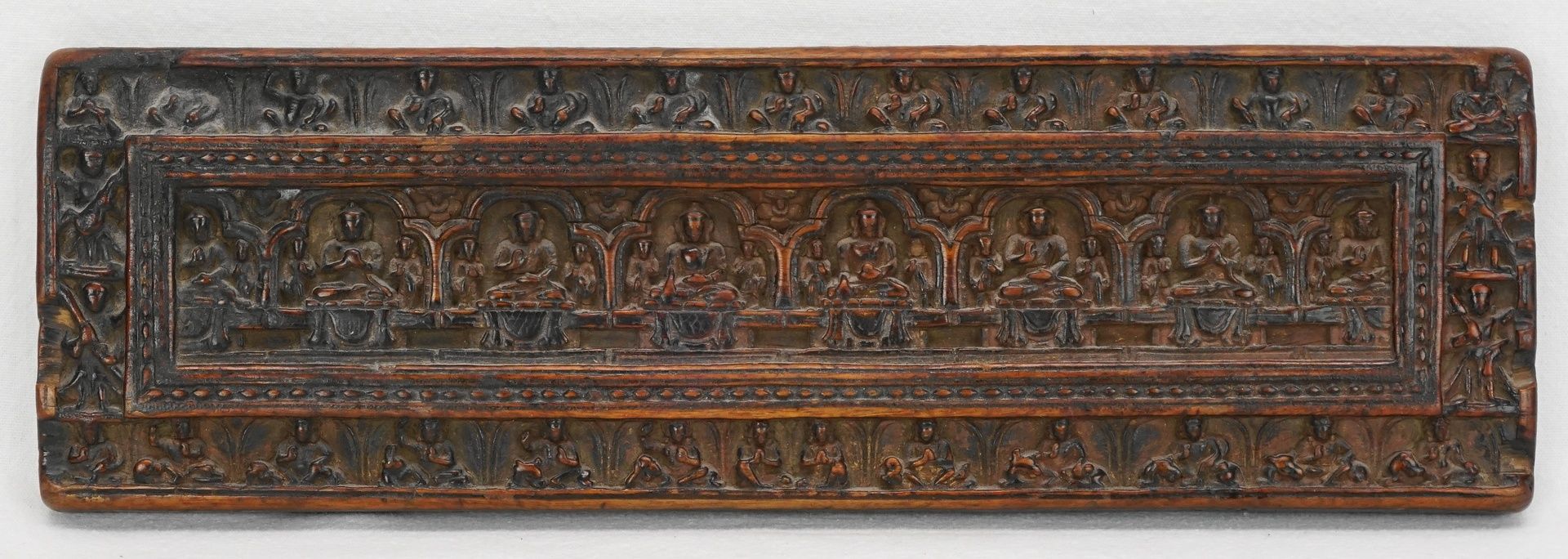 Kleiner tibetischer Buddha Buchdeckel / Sutra-Deckel, 18./19. Jh.Holz, fein geschnitzter Buchdeckel,