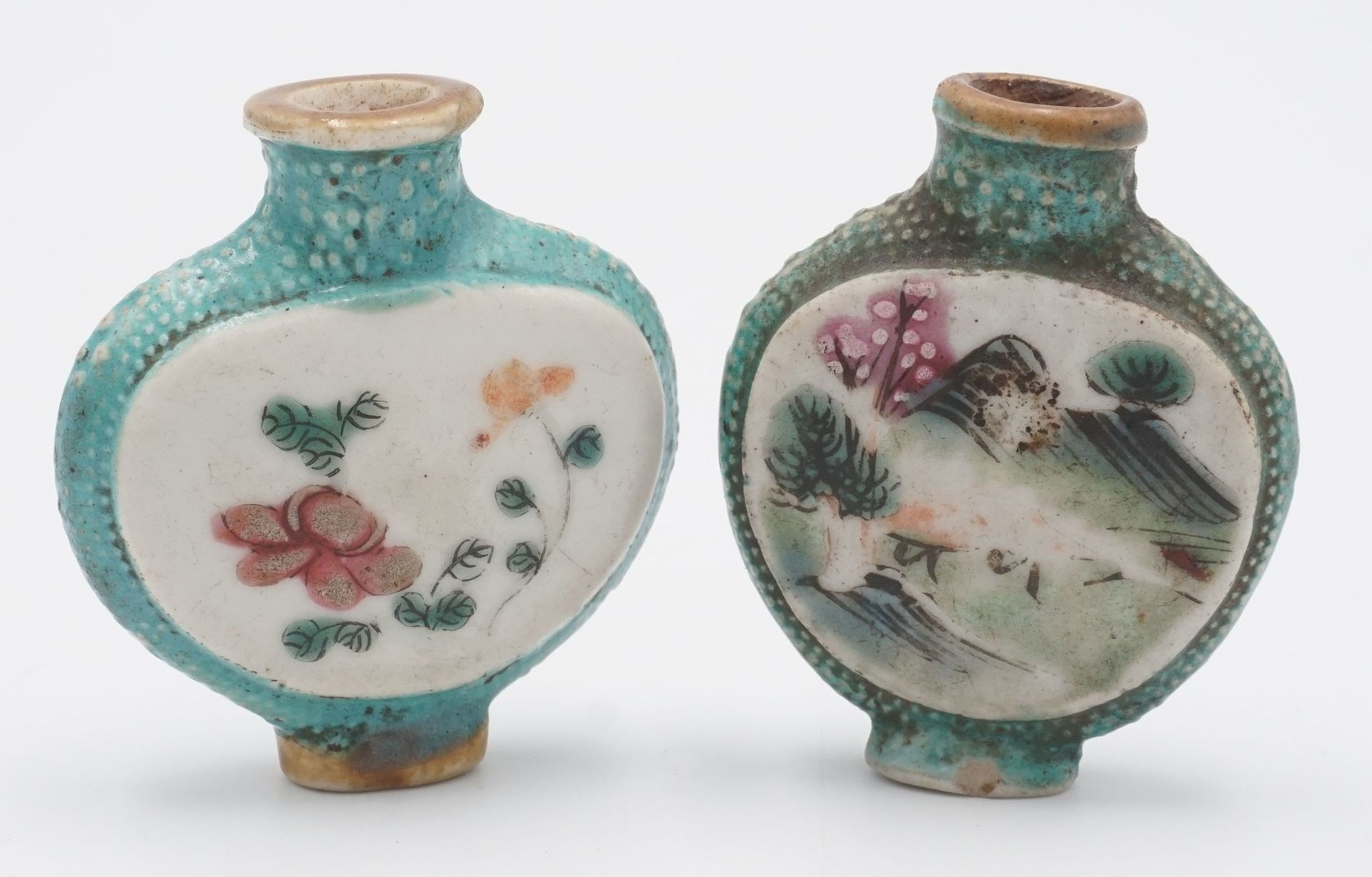 Zwei handbemalte Snuff Bottles, China, 19/20. Jh.Keramik, herzförmiger Korpus auf ovalem