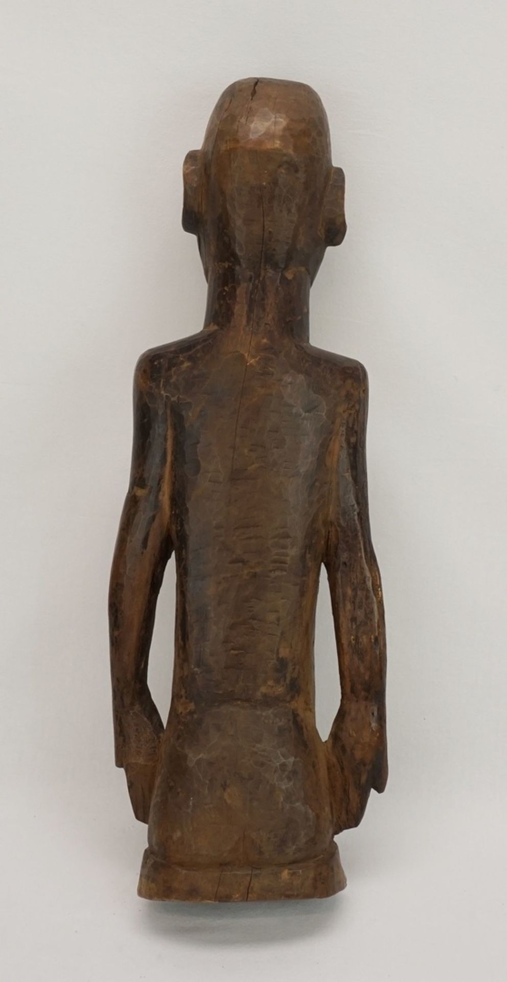 Naga Holzfigur, Indien, um 1920Gedenkfigur der Naga aus einem Männerhaus, Holz mit schöner Patina, - Image 2 of 3