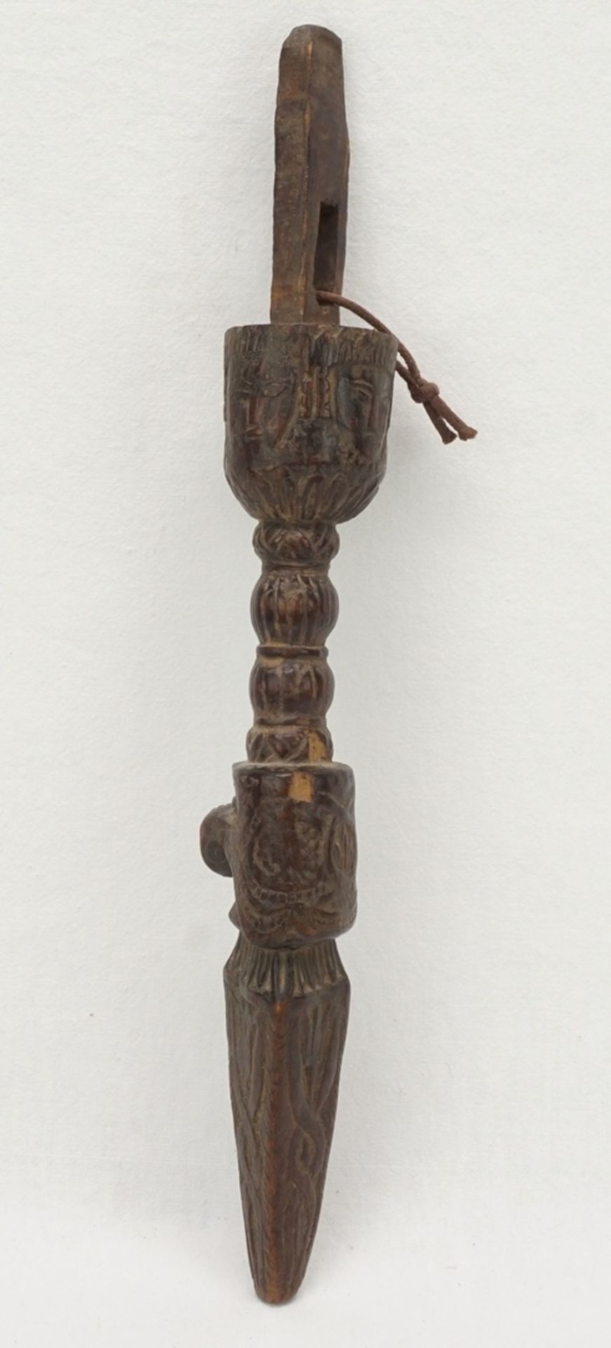 Phurba, Ritualdolch, Tibet / Nepal, 19. Jh.Holz, unten dreiseitig spitz zulaufend, Spitze mit zwei - Image 4 of 4