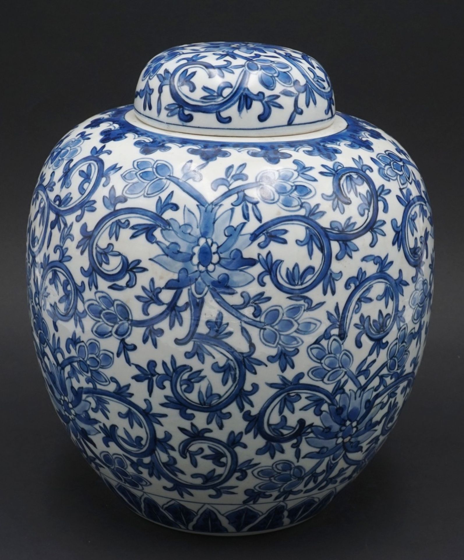 Gebauchte Deckelvase, China, 1. Hälfte 20. Jh.Porzellan, blaue Bodenmarke, umlaufend mit blauem - Image 2 of 3