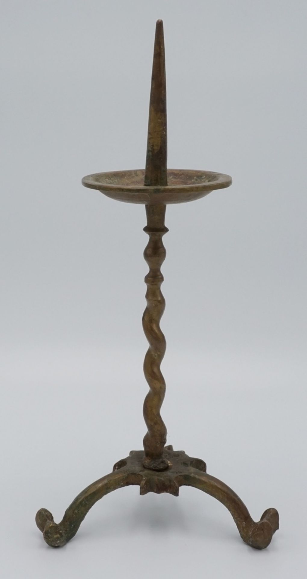 Standleuchter mit Dorn, wohl 16. Jh.Bronze, auf drei Füßen stehender Kerzenständer, mit in sich