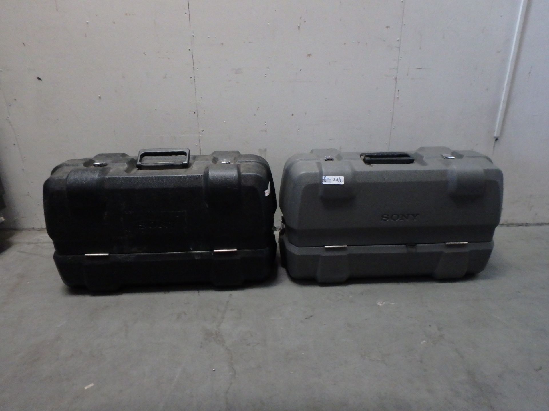 LOT OF 2 CAMERA CASES