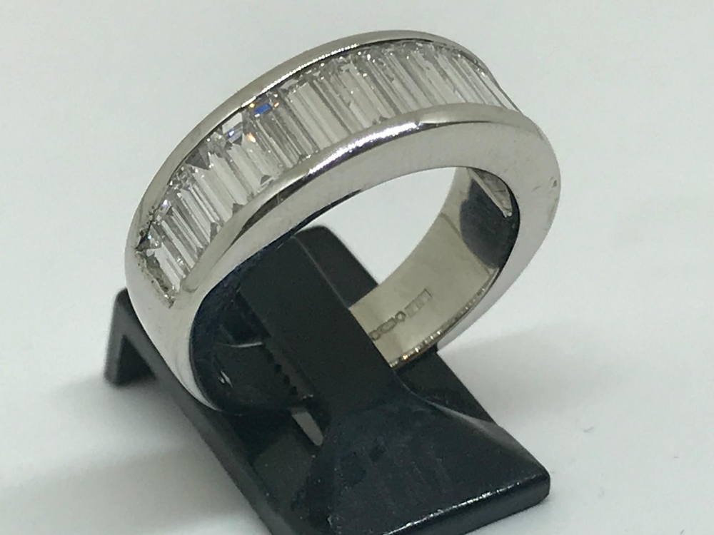 Modernist 18ct white gold baguette diamond ring - Image 4 of 4