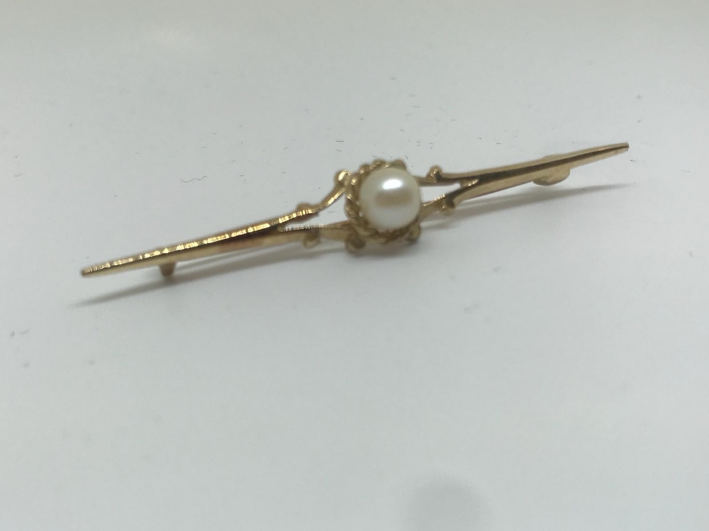 9ct yellow gold pearl brooch