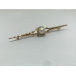 9ct yellow gold pearl brooch