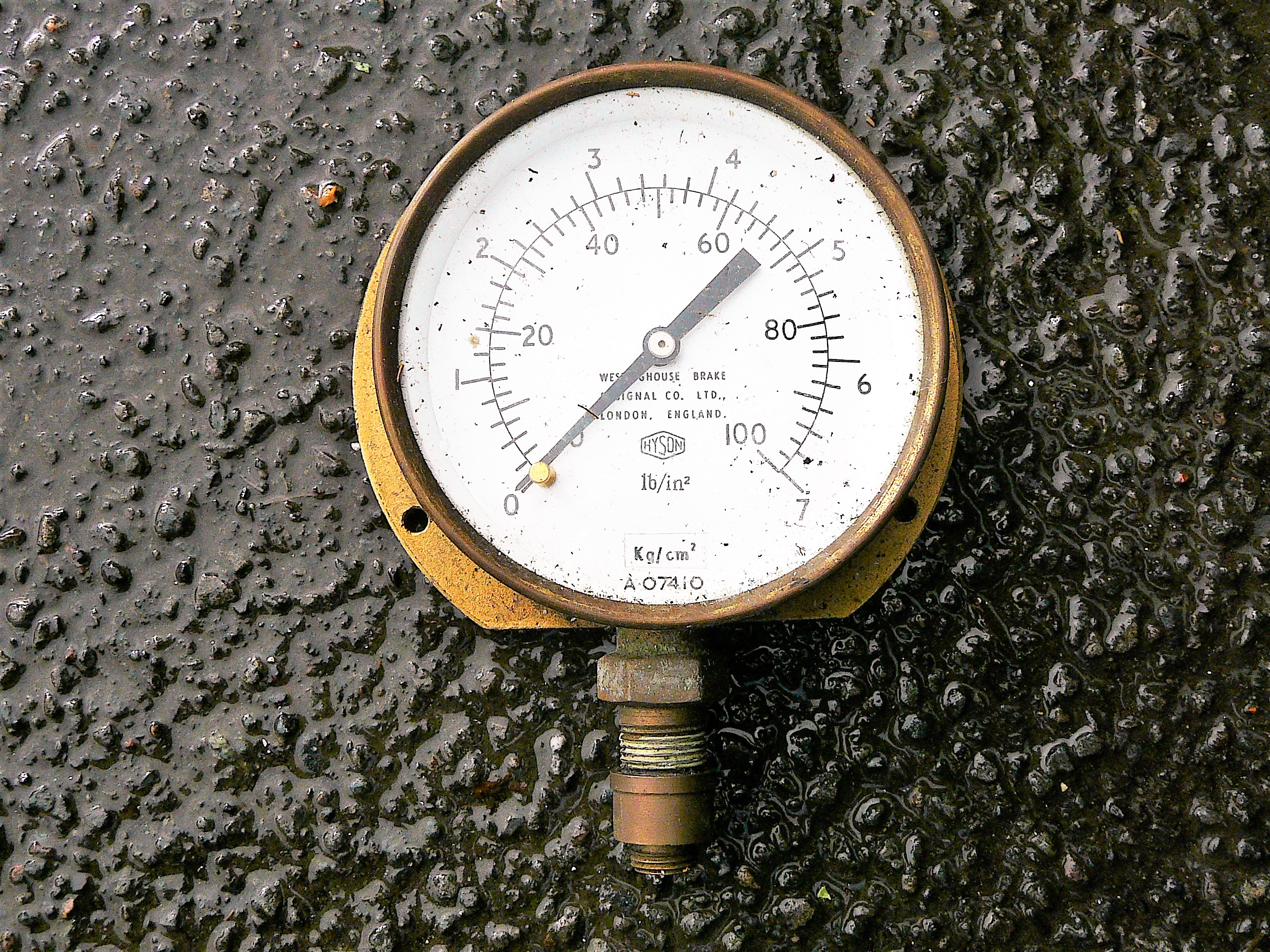 Brass cased pressure gauge