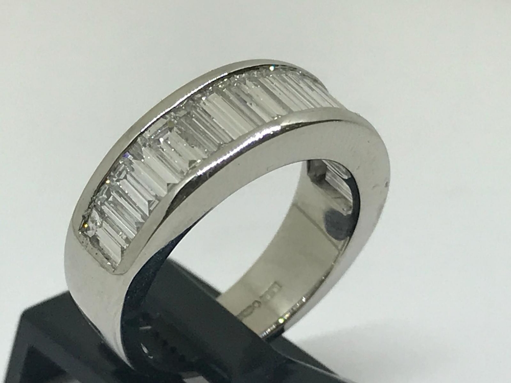 Modernist 18ct white gold baguette diamond ring