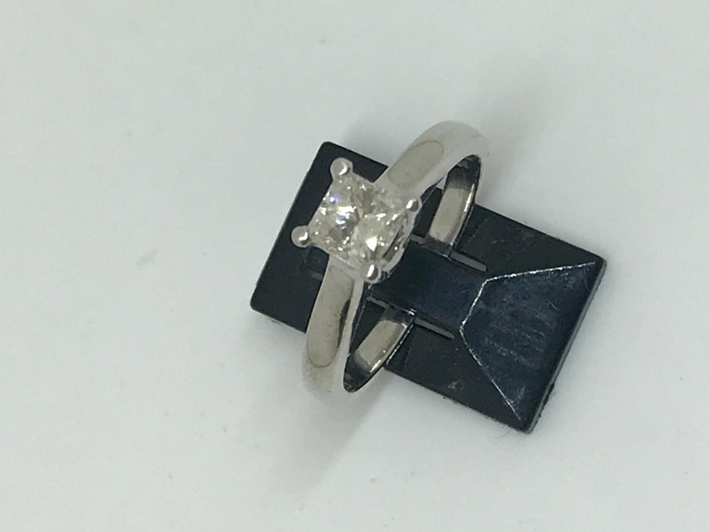 18ct white gold diamond solitaire ring - Image 2 of 3