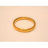 22ct yellow gold wedding band