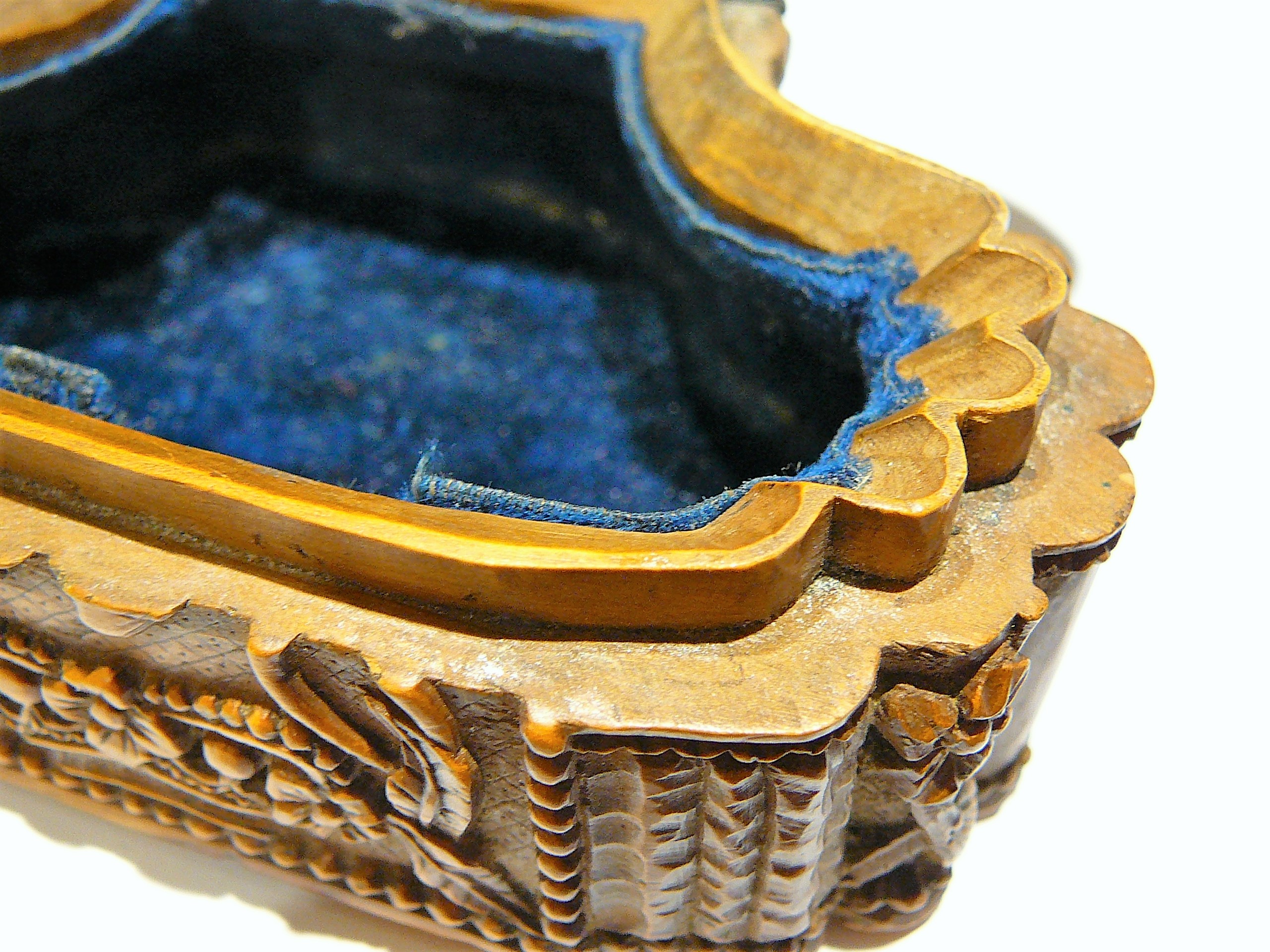 Carved boxwood trinket box - Image 8 of 9