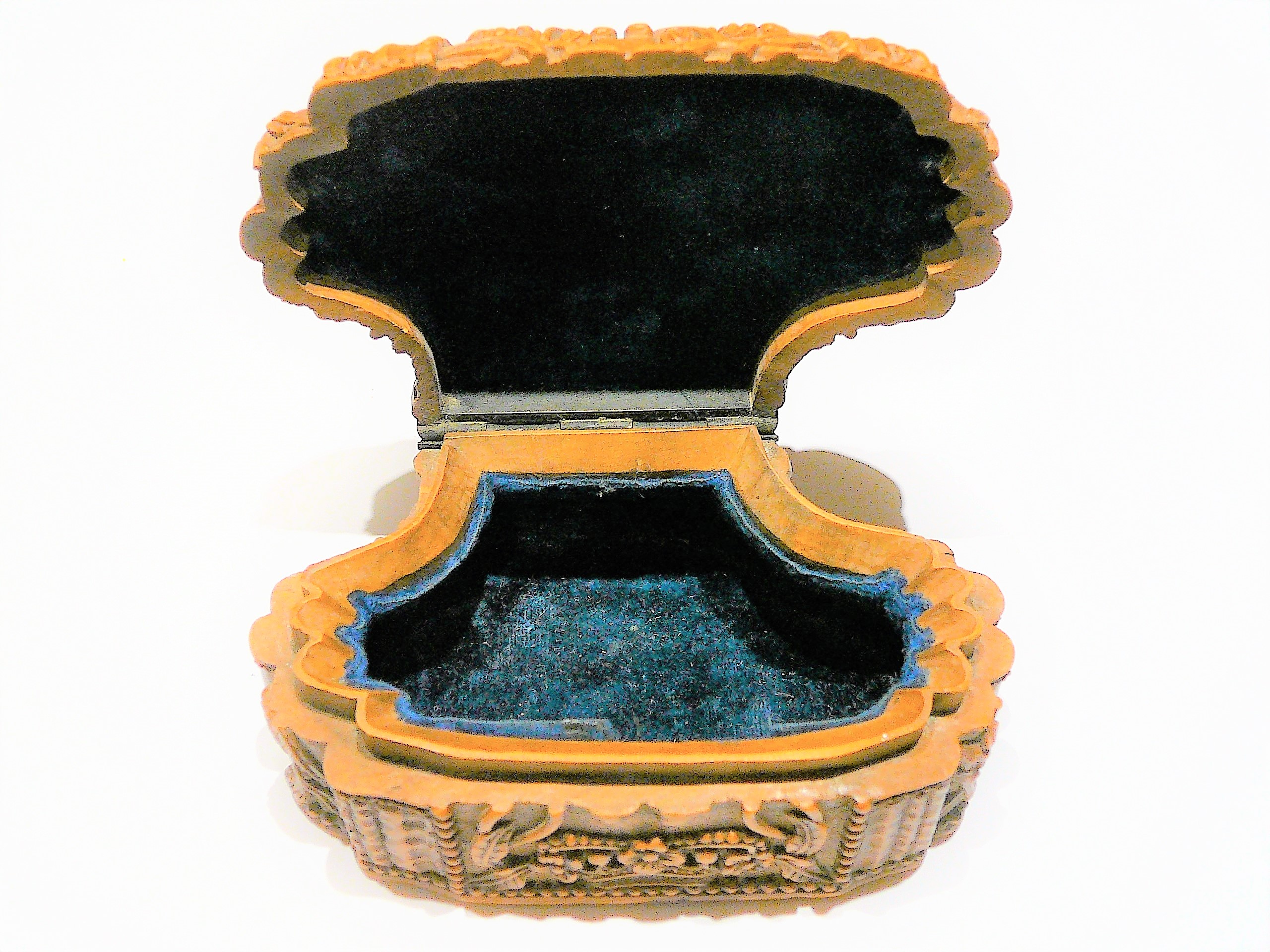 Carved boxwood trinket box - Image 7 of 9