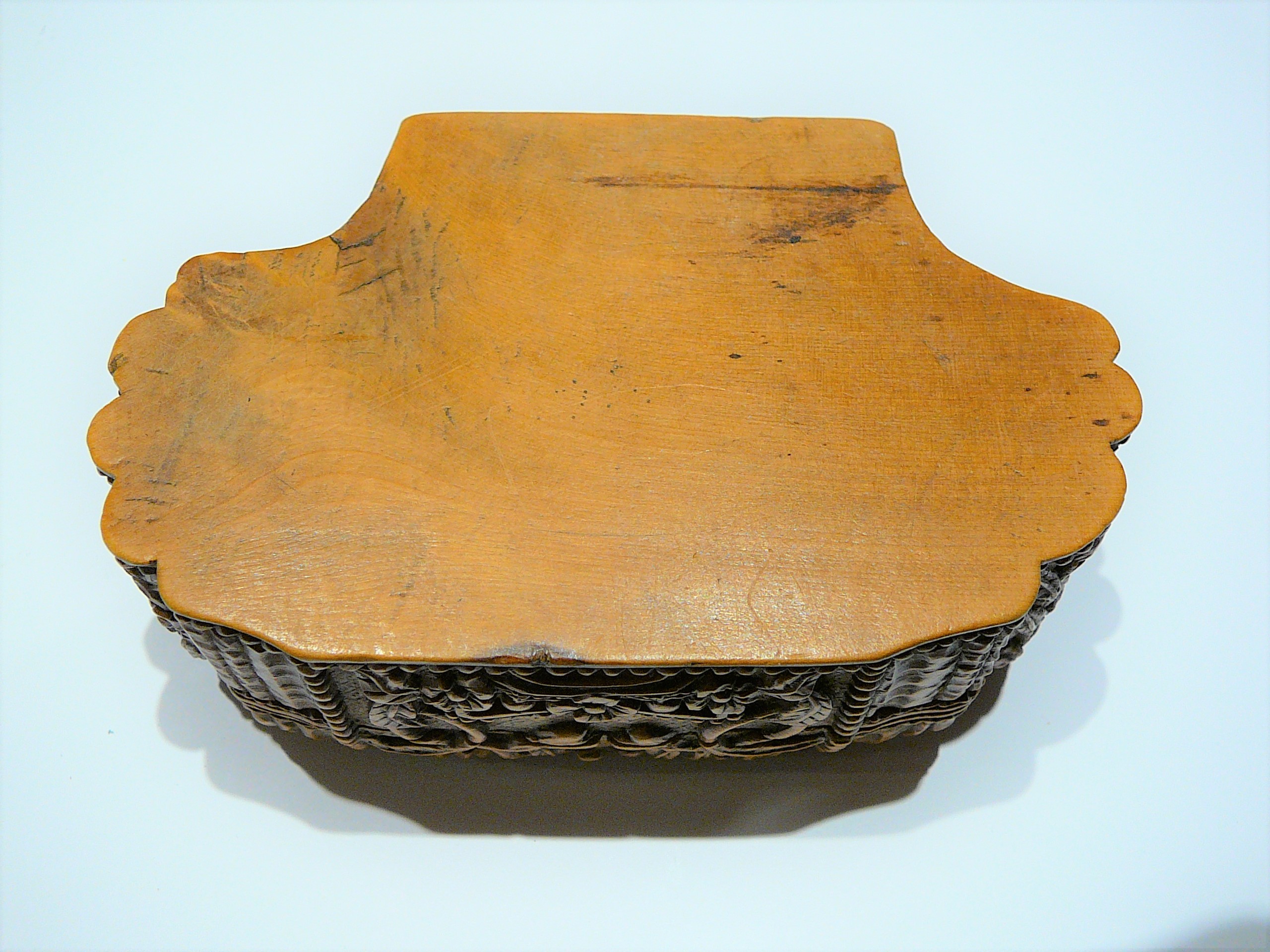 Carved boxwood trinket box - Image 6 of 9