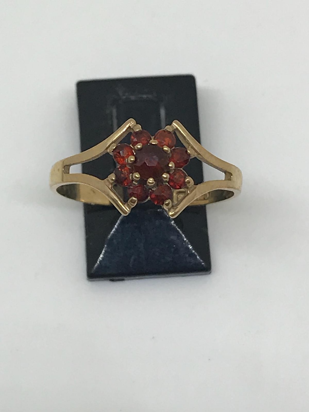 9ct gold garnet ring - Image 2 of 2