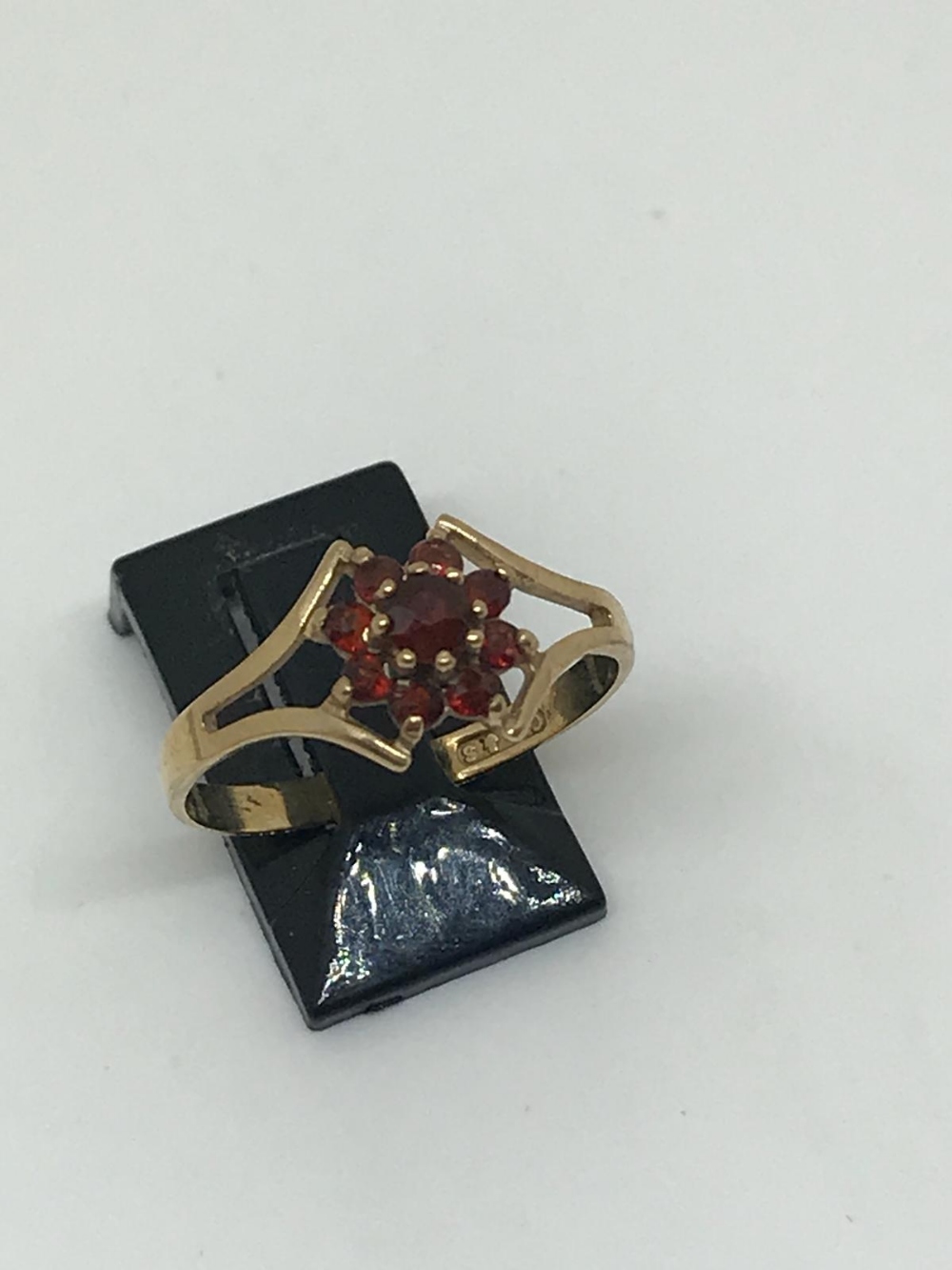 9ct gold garnet ring