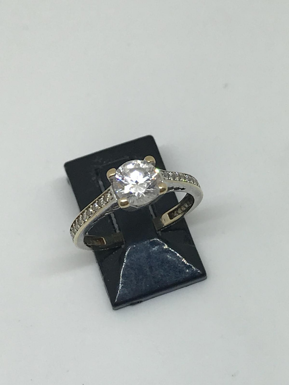 18ct gold and diamond ring - Image 2 of 3