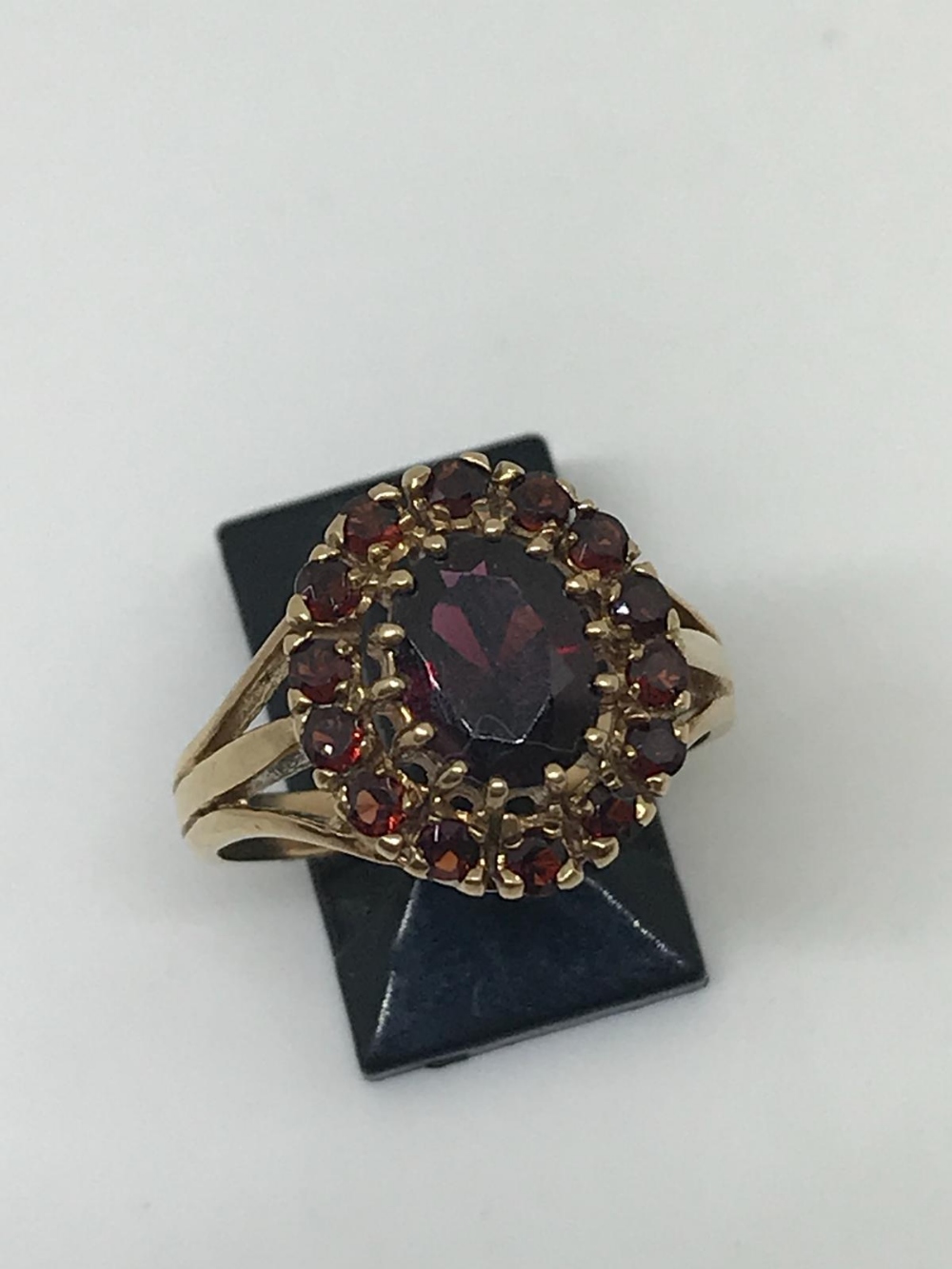 9ct gold garnet ring - Image 2 of 2