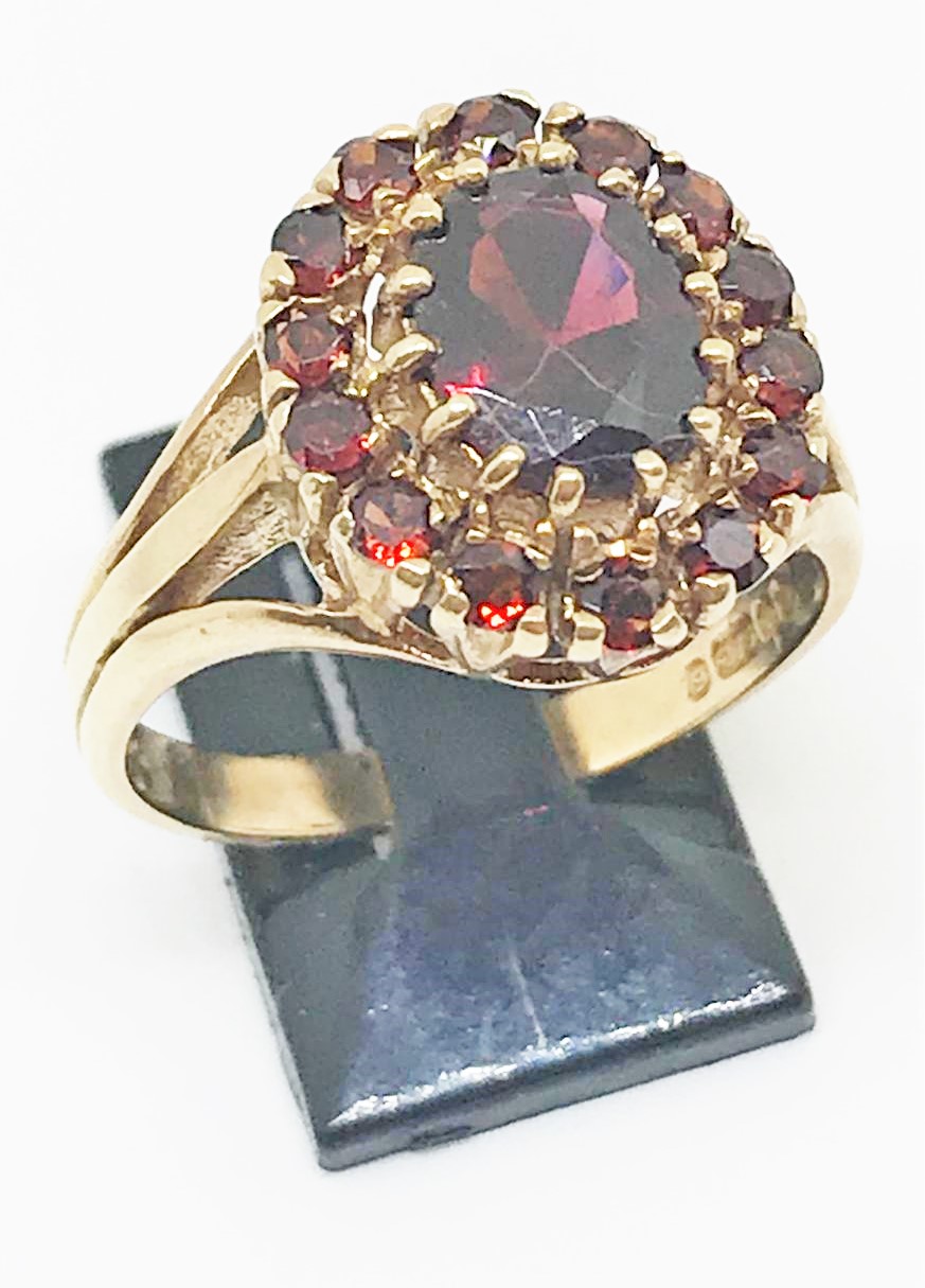 9ct gold garnet ring