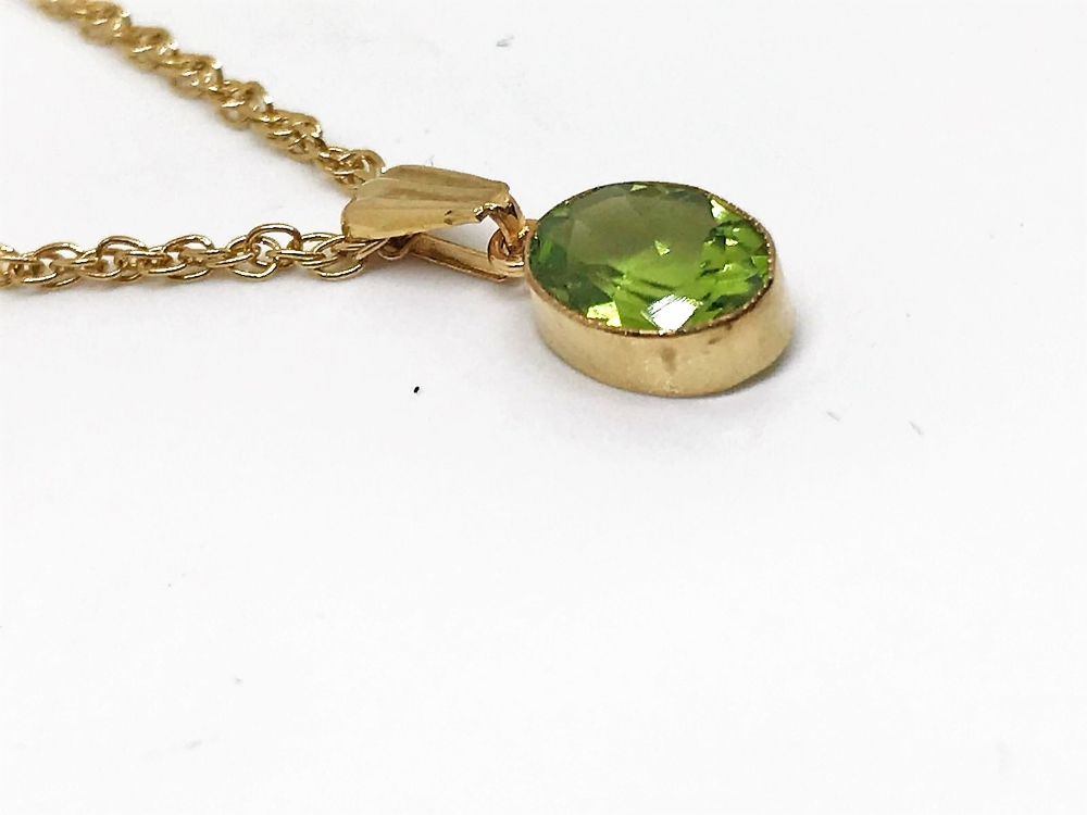 9ct gold peridot pendant - Image 2 of 2