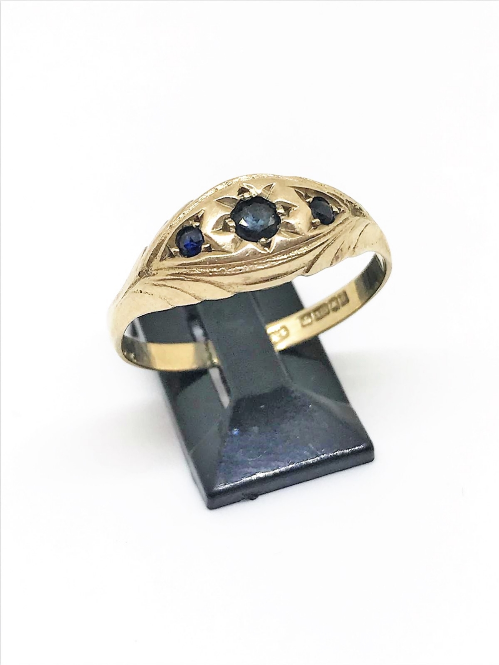 9ct gold / sapphire ring