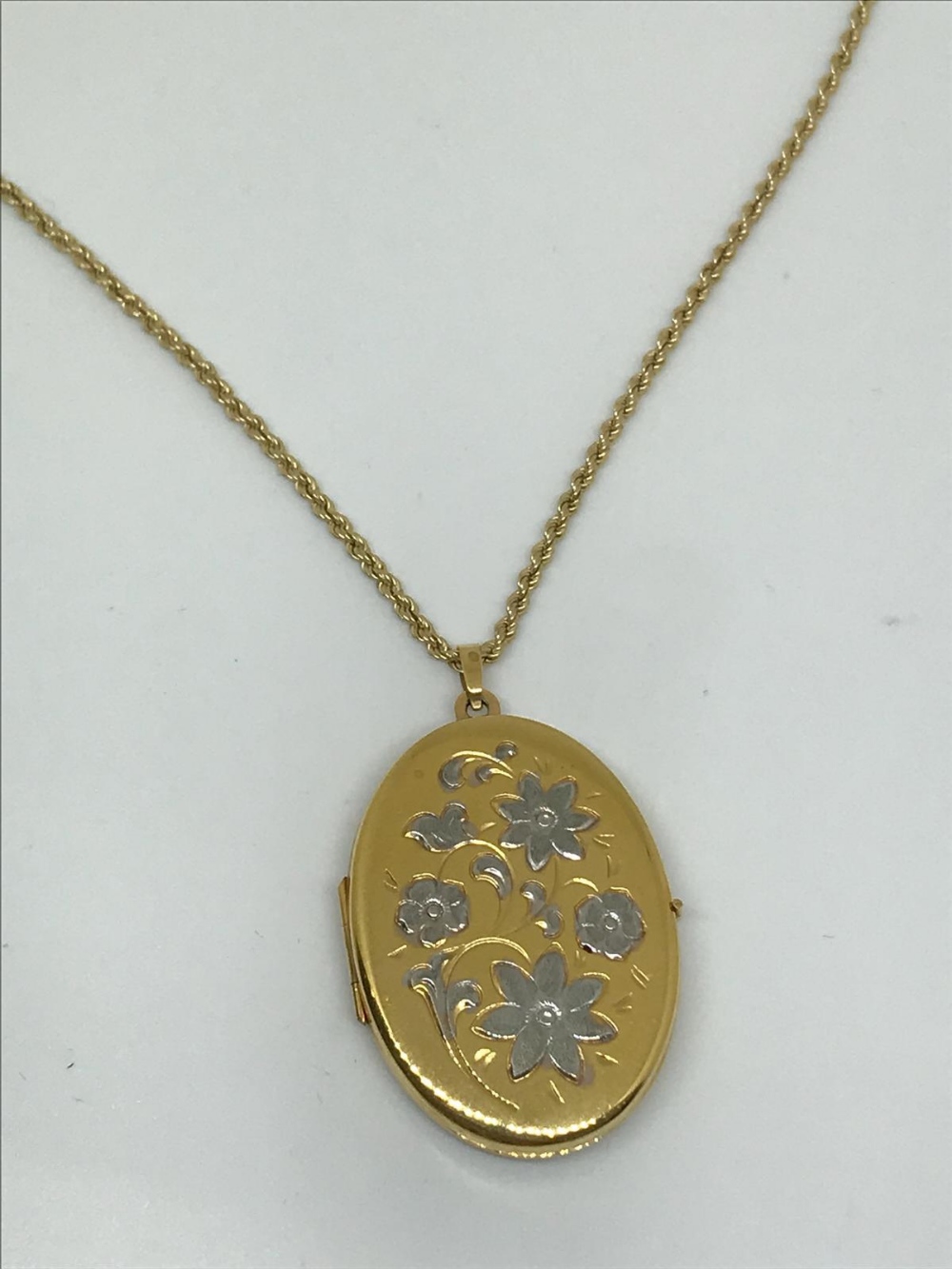 9ct gold locket and chain - Image 2 of 2