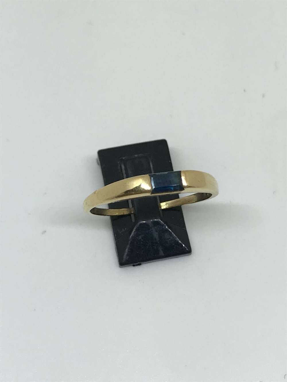 18ct gold and sapphire ring