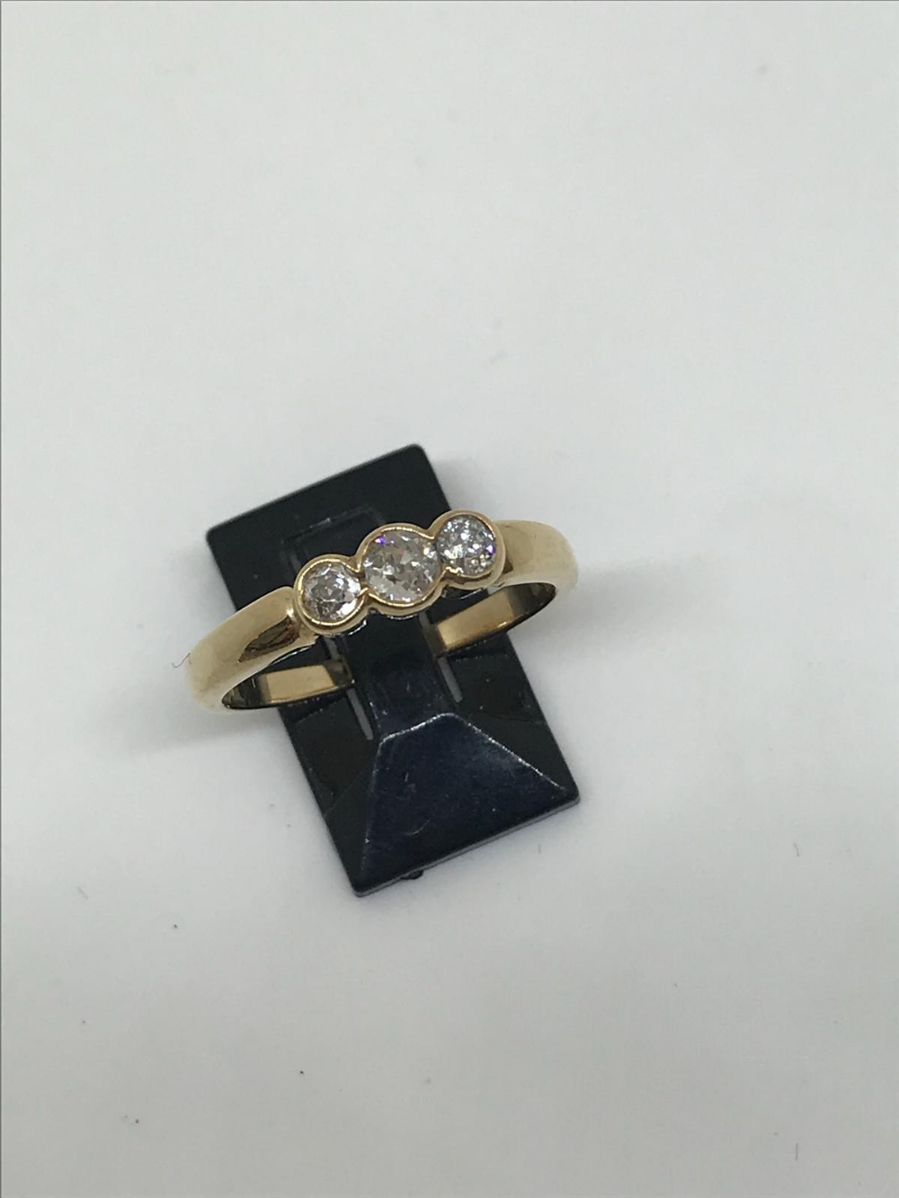 9ct gold and diamond ring