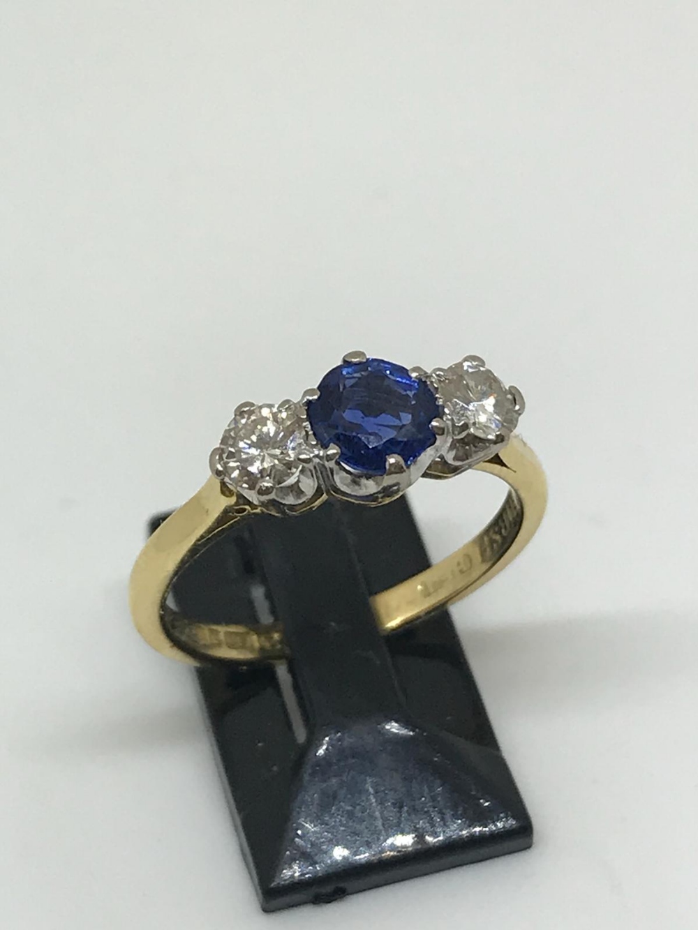 18ct gold sapphire and diamond ring