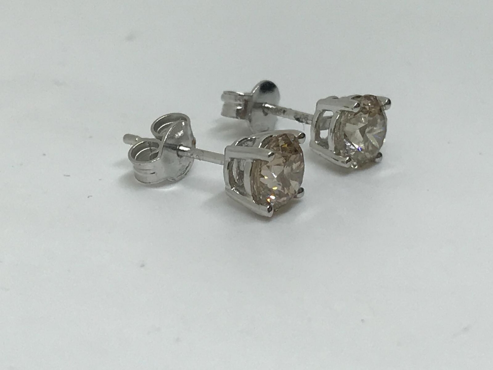 18ct gold diamond stud earrings