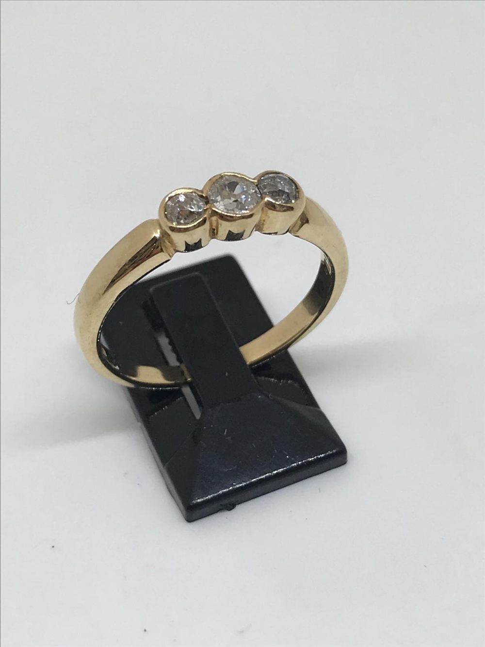 9ct gold and diamond ring - Image 2 of 2