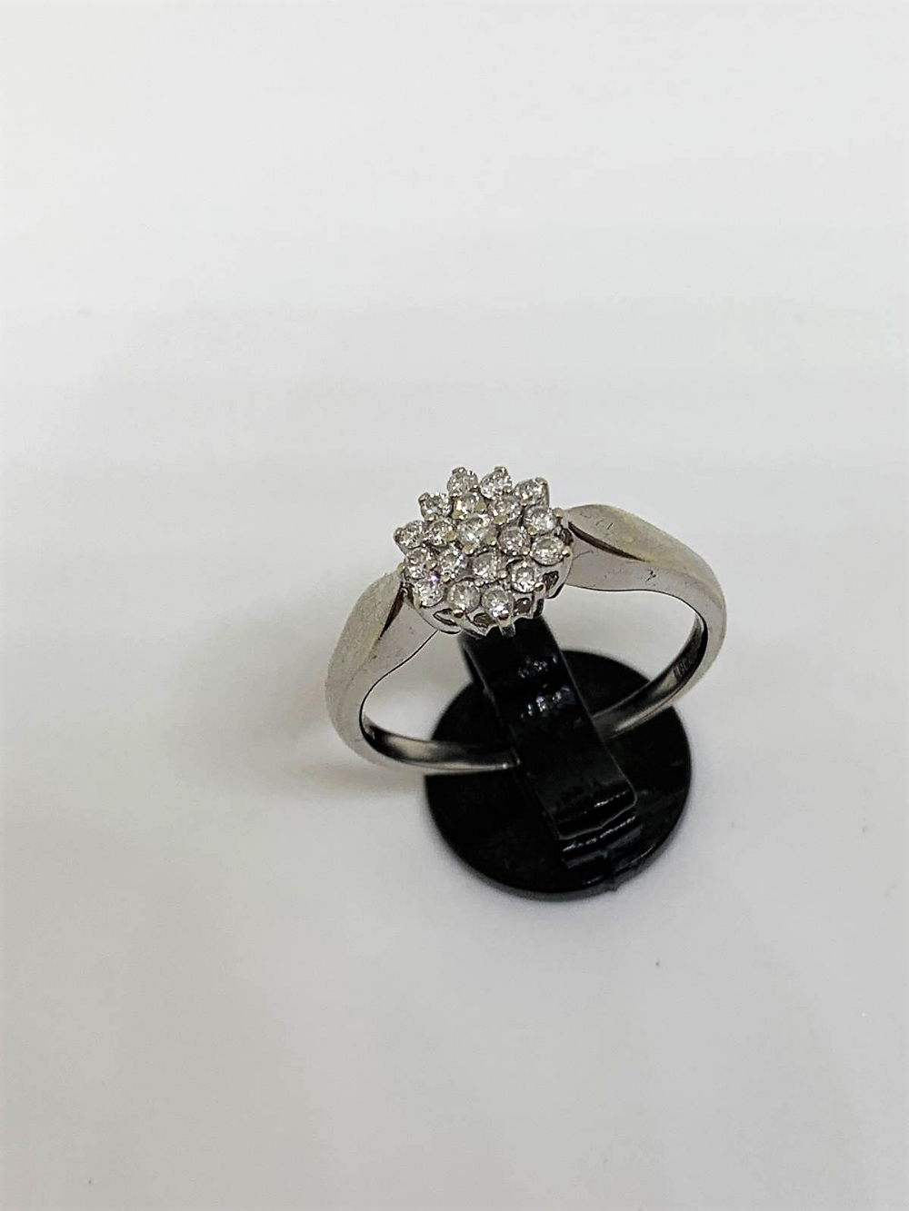 9ct white gold and diamond ring - Image 2 of 2