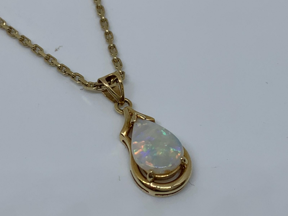 9ct gold opal pendant and chain