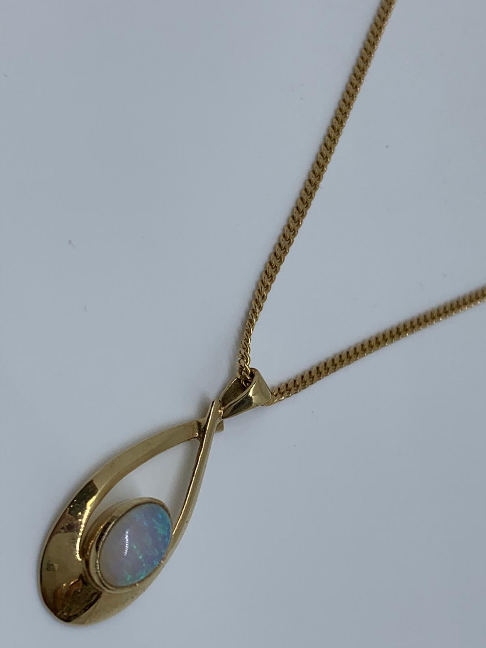 9ct gold opal pendant and chain