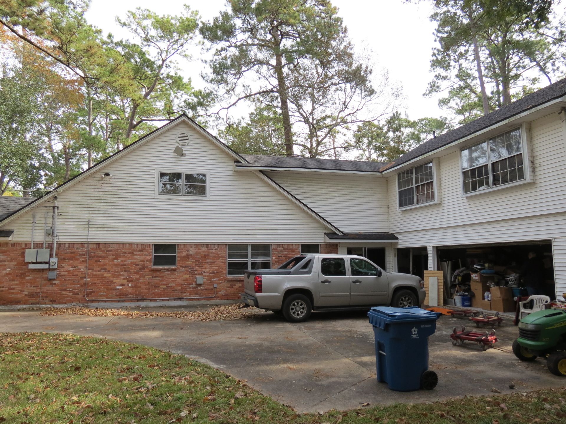 Custom Home in Dickinson, TX - Image 2 of 40