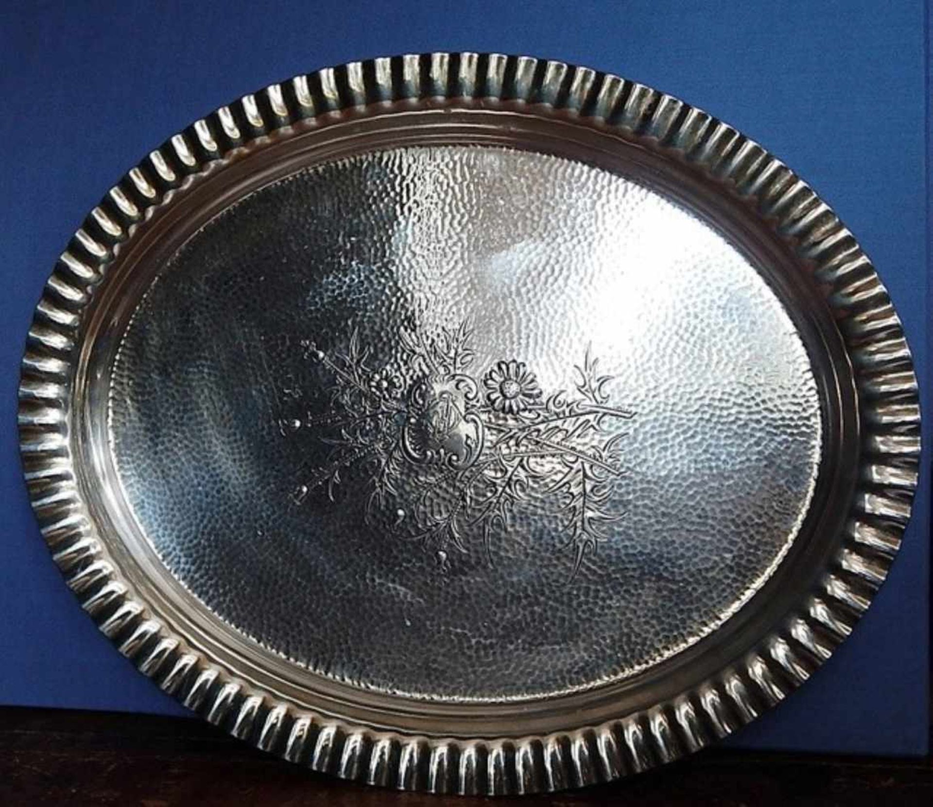 Ovales Tablett, silver pated, monogrammiert CE, fein zissiliert, ca.42, 5x34, 5 cm