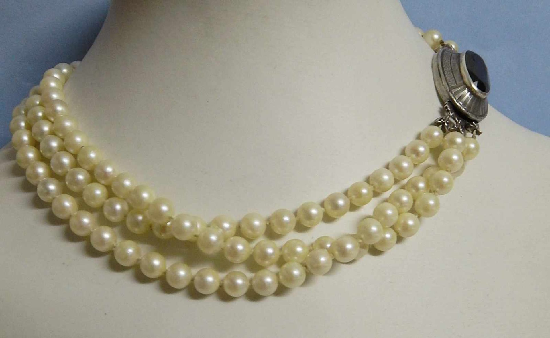 3-reihiges Perlencollier wohl mit Silberverschluß mit grünen Turmalinen, Perlendurchmesser ca.0,