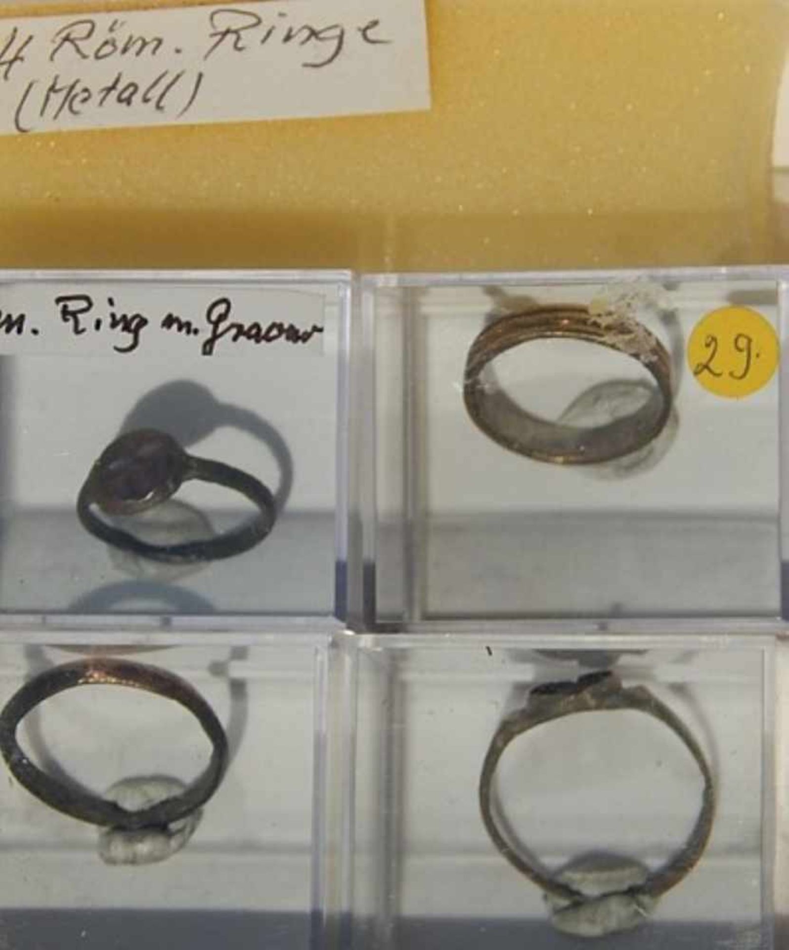 Konvolut 4 römische Ringe, davon einer mit Gravur, zusammen