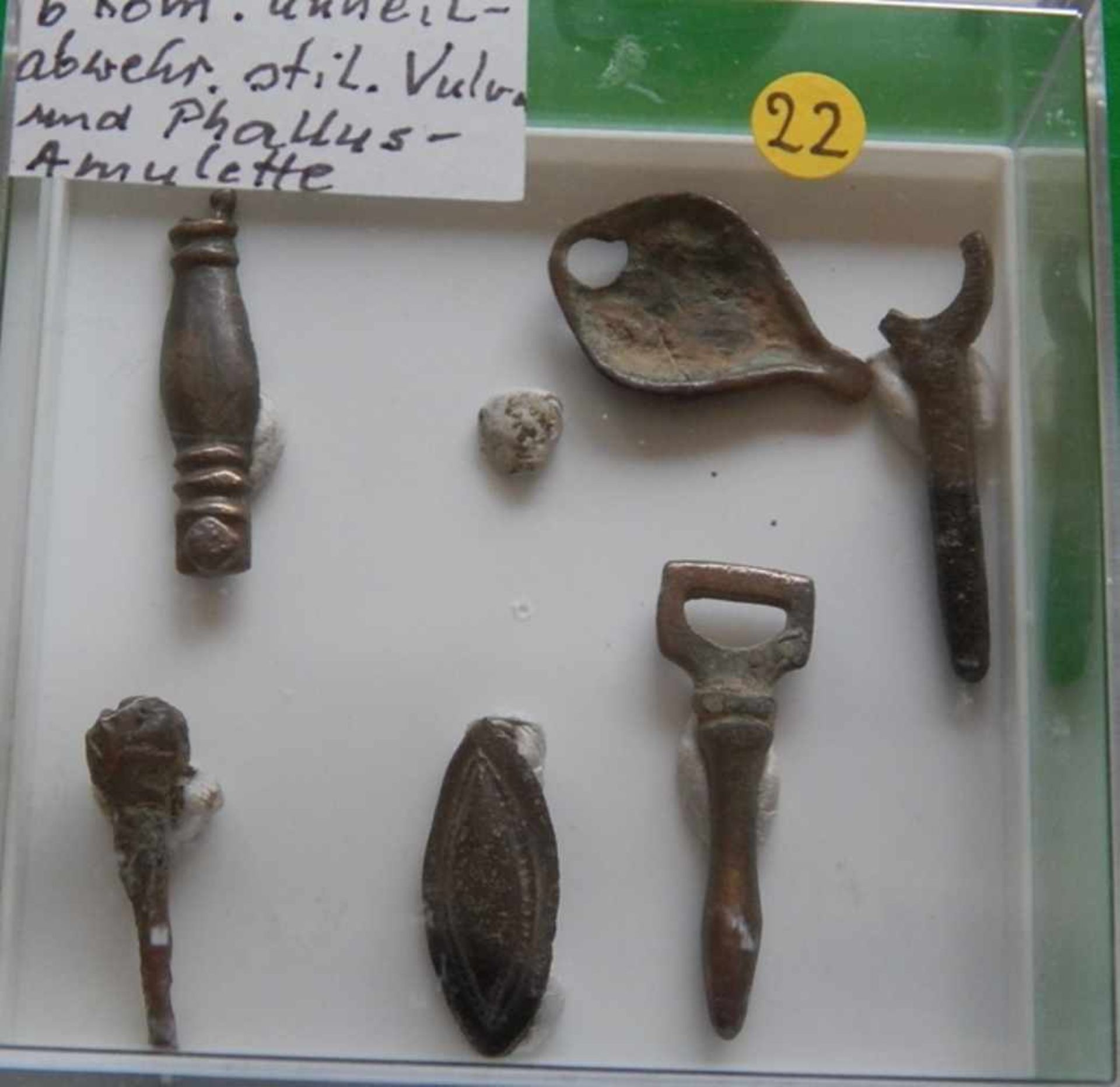 Konvolutz 6 römische, unheilabwehrende, stilisierte Phallus-und Vulva-Amulette, zusammen